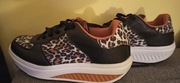 Buty sportowe z motywem panterki. 