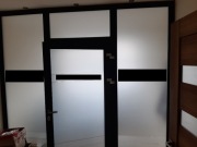 Witryna aluminiowa z drzwiami