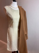 Elegancka jasna sukienka dopasowana taliowana do pracy kremowa