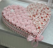 Serce z mydlanych róż i słodyczy – Kinder & Raffaello, prezent 41x48 cm