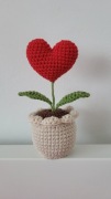 Kwiaty w doniczce na szydełku Serce