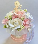 Flowerbox z kwiatami mydlanymi na Komunię dla dziewczynki