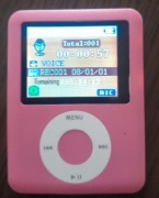 odtwarzacz MP3 1gigaprzypominający wyglądem Apple iPod Nano. 