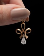 Luksusowa zawieszka z diamentem. Złota zawieszka, wisior