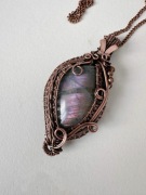 Naszyjnik Labradoryt z Różowym Ogniem – Miedziany Talizman Mocy