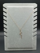 Elegancki naszyjnik z wisiorkiem węża 