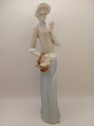 Porcelanowa figurka Kobieta z koszem kwiatów