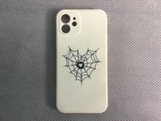 Etui beżowe do iPhone 12 z pajęczynką i serduszkiem 