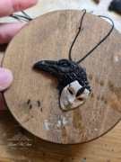 Naszyjnik kruk maska teatr rękodzieło boho epoksyd