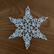 Dekor na choinkę śnieżynka frywolitka biala+koraliki 10,5 cm