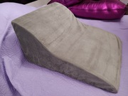 Super miła welurowa poduszka do leżenia gabka