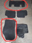 Dywaniki materiałowe Dacia Lodgy z czerwonym obszyciem (3 rząd, pas. przód)