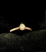 Złoty pierścionek z brylantem  