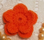 Kwiatek ciemno-pomarańczowy, włóczka 