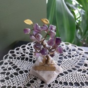 Drzewko szczęścia z ametystem na marmurowej podstawie