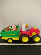 Traktor farmera że zwierzetami