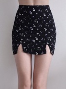 Czarna urocza mini spódniczka spódnica w kwiaty z rozcięciami - Pull Bear