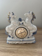 Ozdobny zegar kominkowy z porcelany – Figuralna kompozycja z końmi