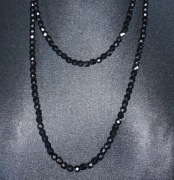 eleganckie bardzo drobne korale, czarne, 122 cm, Jablonex 