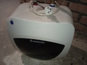 Sprzedam podgrzewacz wody Ariston 10l