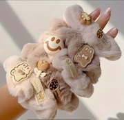 Gumki do włosów scrunchie futerko 5 sztuk duże beżowe