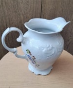 Duży,  biały, porcelanowy dzbanek dekorowany kwiatami - porcelana Wałbrzych