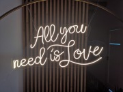 Napis ledowy All u need is love wysyłka kurierem 