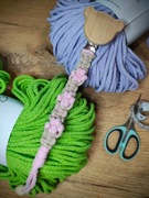 Zawieszka pleciona do smoczka lub gryzaka. Rękodzieło.