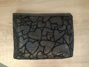 Czarna kosmetyczna z siateczki z motywem serc