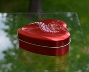 Ładna stara metalowa PUSZKA - czerwone SERCE po czekoladkach Lindt LINDOR