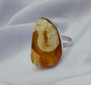 Srebrny pierścionek z bursztynem