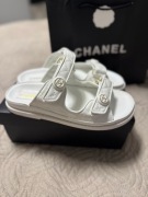 Białe klapki laczki pikowane chanel rozmiar 39