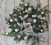 Bożonarodzeniowy wianek z jelonkiem srebrny 
