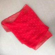 Zwiewny szal apaszka chusta czerwona w groszki vintage długa