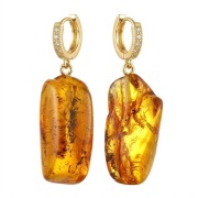 Wyjątkowe Kolczyki z Naturalnym Bursztynem Bałtyckim – Pozłacana Stal 