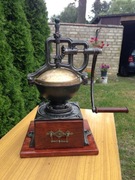 Stary żeliwny młynek "LEINBROCKS IDEAL" z przełomu XIX i XX w Antyk.