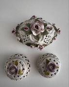 Zestaw - białe szkatułki z różyczkami - Poland