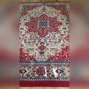 Duży wełniany dywan.