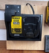 Dewalt DCB115 solidny uchwyt na ładowarkę