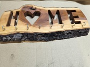 Ręcznie wykonany wieszak na klucze z naturalnego drewna – napis "HOME"