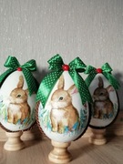 Jajko świąteczne, wielkanocne z zajączkiem na drewnianej nóżce. Dekoracja. 