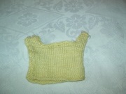 UBRANKO DLA LALKI - BLUZECZKA ŻÓŁTA Z WŁÓCZKI - Z PRL-u