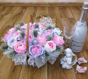 Świąteczny koszyk prezentowy z roż i Rafaello