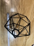 Czarny metalowy klosz druciany w kształcie diamentu,