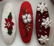 Ręcznie haftowane spinki w stylu świątecznym 