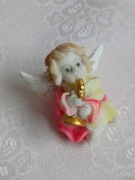 Figurka - aniołek grający na trąbce - wysokość 5 cm