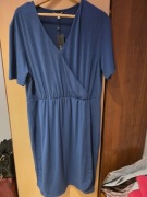 Niebieska długa sukienka.