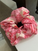 Różowa satynowa gumka SCRUNCHIE premium – Starbucks Valentine Edition li