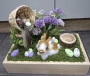 Stroik wielkanocny w skrzyni drewnianej królik ptaszek jajeczka kwiaty mech