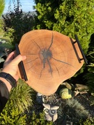 Drewniana taca z uchwytami z dodatkiem czarnej żywicy epoksydowej 